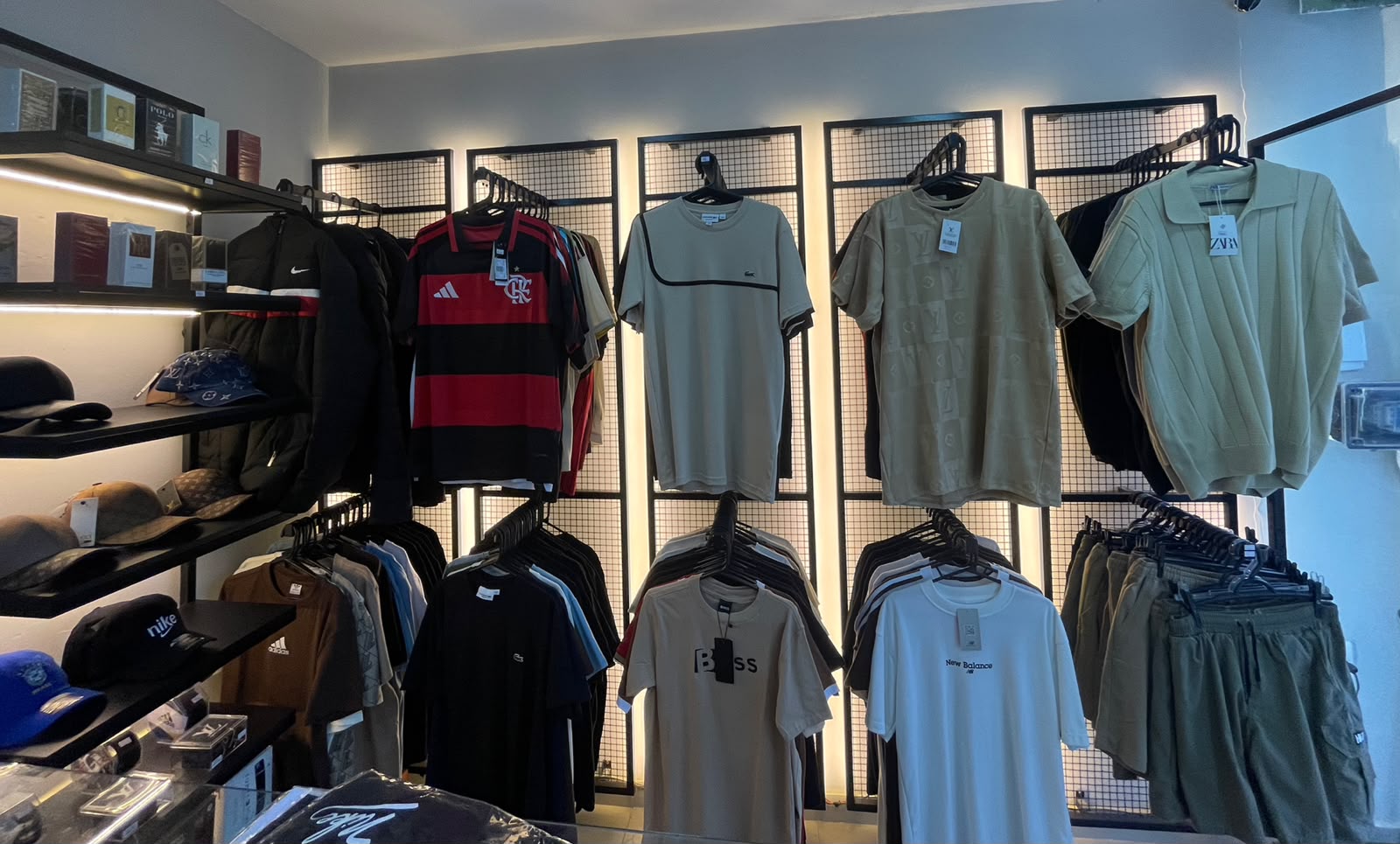 Camisas de time penduradas na loja da JM Multimarcas